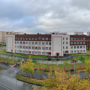  Есть проблема нехватки детских садов , школ.